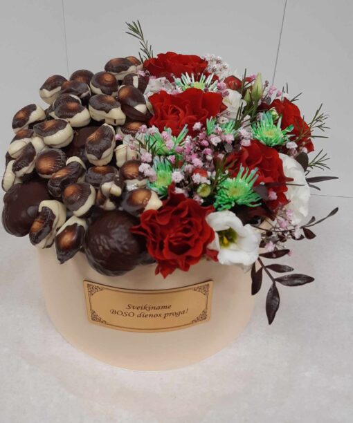 Gėlių dėžutė su šokoladiniais saldainiais
