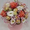 Gėlės Alytuje Jums siūlo gėlių dėžutę su Ferrero Rosche saldainiais.