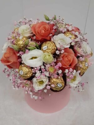 Gėlės Alytuje Jums siūlo gėlių dėžutę su Ferrero Rosche saldainiais.